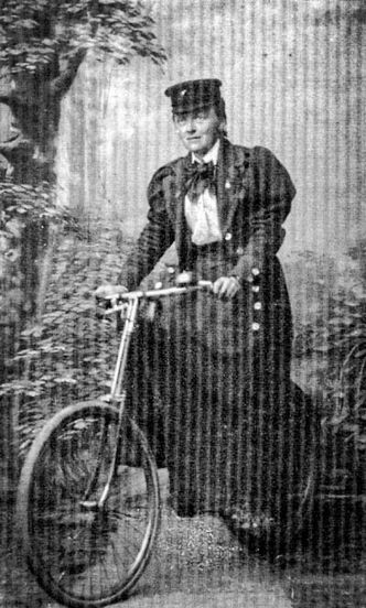 Betzy Kjelsberg var visstnok første kvinnelige syklist i Drammen i 1894. Foto: Norsk Teknisk Museum