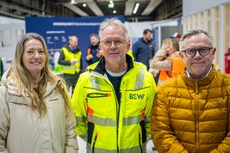 Tove Tesdal, assisterende driftssjef avfallshåndtering Frevar, utviklingssjef Eivind Olsen i BEWI og Johnny Sundby, direktør i Frevar. Foto:  TUM Studio