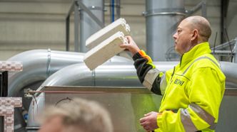 <span>Produksjonsdirektøren demonstrerte hele gjenvinningsprosessen.  </span> Foto:  TUM Studio