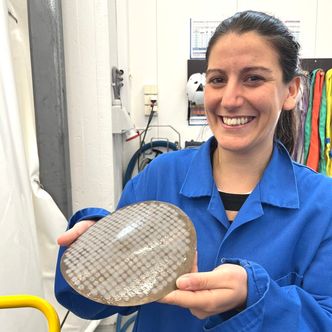 Forsker Stefania Piarulli er med i teamet. Her viser hun fram et filter som ble brukt til å fange mikroplast i prosjektet. Foto:  Sintef