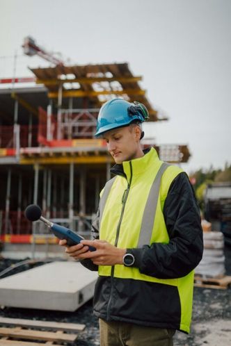 Karl Henrik Ejdfors og Norsonic leverer måleutstyr blant annet på byggeplasser og i havner. Foto:  Norsonic