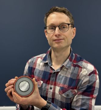 Kristian Solheim Thinn er forsker i Sintef. Hans ekspertise er på elektrisk kraftforsyning – nærmere bestemt kraftkabler, solstormer og elektromagnetiske felter. Her viser han fram innmaten i en kraftkabel. Foto:  Hege Tunstad/Gemini.no