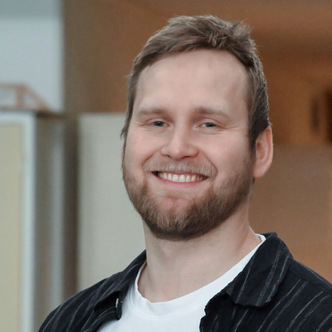 – Den ultimate lyskilden vår er jo sola, men den er vi i ferd med å ta vekk tilgangen til, sier Tobias Kristiansen. Foto:  Johanne Høie Kolås/NMBU