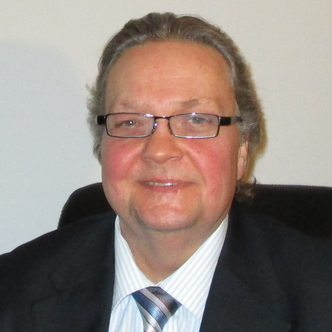 I et distribuert system vil forbrukere på begge sider av en sabotert kraftkabel fortsatt kunne ha strøm, påpeker Lars Harald Heggen. Foto:  Privat