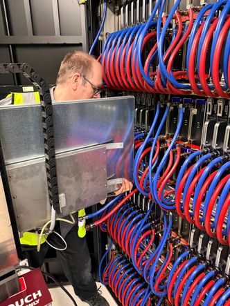 GPU-bladet settes inn i Olivia. Foto:  Sigma2