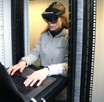 Kjersti Strømme tester HoloLens.  Foto:  Sigma2