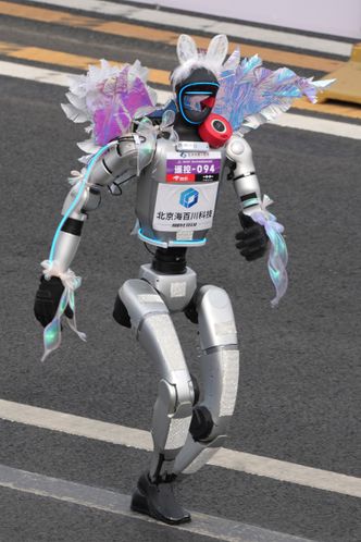 Over 100 roboter stilte til start – både små og store og mer og mindre pyntet for anledningen. Foto:  Ng Han Guan/AP/NTB