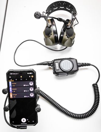Forsvaret forteller at smarttelefonen er enkel å integrere med eksisterende utstyr som vest og hørselsvern. Dermed får soldatene moderne samband rett på kroppen. Foto:  Magnus Horne/Forsvaret
