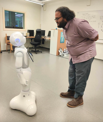 Pepper og masterstudent Suraj De utveksler informasjon. Foto:  Dafina Marku/NTNU