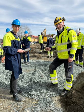 Kristian Solheim Thinn i Sintef og Jan Petter Svegård i Tensio på befaring. Sand og fukt i bakken påvirker temperaturen inne i kablene, og det gjelder å holde dem kjølige for å maksimere kapasiteten. Eksakt hvor mye – ja det skal de finne ut i prosjektet. Foto:  Hege Tunstad/Gemini.no
