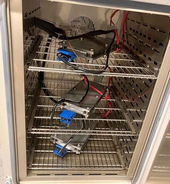 Litiumion-batterier er ekstremt følsomme for temperatur og fuktighet. Testing må derfor gjøres under kontrollerte forhold. Batteriene holdes i press for å unngå at de sveller ut under lading. Foto: Ingebjørg Hestvik/Gemini.no