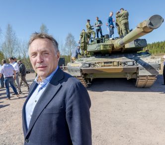 Forsvarsminister Tore O. Sandvik foran en Leopard 2A8 NO-stridsvogn på Rena i slutten av april. Foto:  Arash A. Nejad