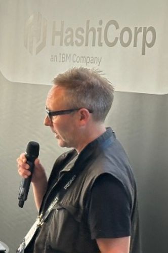 – Selv om tilgangsdata er statiske, kan de havne i feil hender. Derfor bør de roteres automatisk, sier Joakim Pilo. Foto: IBM HashiCorp