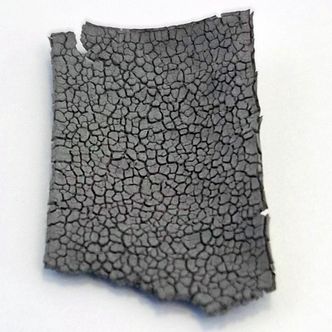 Når ubehandlet stål i brenselcellen utsettes for ammoniakk ved høye temperaturer kan det svulme og sprekke opp, som her. Foto:  Sintef