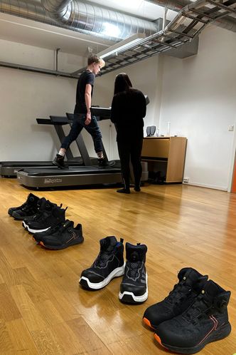 Ved å endre selve produksjonsmetoden har forskerne klart å redusere kreftene som virker mot hælen, samtidig som stabiliteten er forbedret. Her ser vi testdeltaker Johannes Kaspersen Johannessen og testansvarlig Maria Suong Tjønnås fra Sintef. Foto:  Sintef