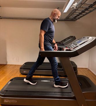 21 testpersoner har deltatt i studien der det nye skodesignet er testet ut og sammenlignet med tradisjonelle modeller. Her er testperson Ole Einar Brækken i gang på tredemøllen. Foto:  Sintef