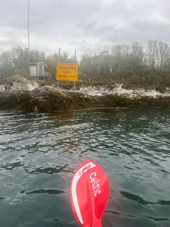 Et kinesisk lasteskip skadet en gassrørledning i Østersjøen i 2023 med ankeret sitt og kuttet samtidig undersjøiske datakabler. På bildet ser du et skilt som advarer om sjøkabler og at ankring er forbudt. Foto:  Alexander Lott/UiT