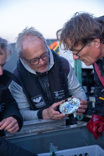 Funnet ble gjort av Espen Saastad, som her beundrer en porselensasjett. Foto: Sindre Kinnerød / Flash Studio / NTB