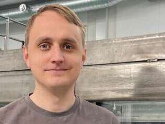 Lars Willas Dreyer viser fram Ola-bøyen, som han har vært med på å utvikle. Foto:  Elina Melteig/UiO