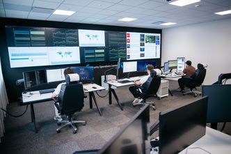 Når et angrep avdekkes, handler de første timene om koordinering og klare roller. Telenor Cyberdefence bistår virksomheter gjennom hele hendelsesforløpet. Foto:  Krafftwork
