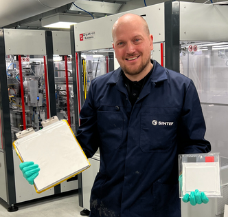 Prosjektleder Nils Peter Wagner holder to posecellebatterier. Foto: Thor Nielsen/Sintef