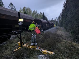 Nattarbeid: Måletrallen får en hvil i lyngen mens pukktoget passerer. Foto: Scan Survey