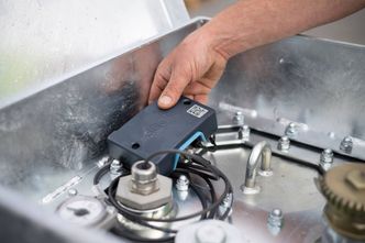 <span><em> Soolo IoT-sensor montert på industriell tank med dataoverføring. </em>Foto: Soolo</span>
