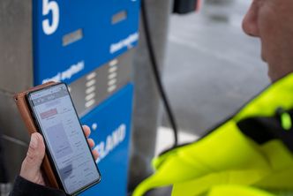 <em>Ingeniør som bruker digitalt grensesnitt for å overvåke tank via Soolo IoT-sensor.</em> Foto: Soolo