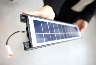 I tillegg til silisium inneholder solcellepaneler en rekke materialer som kan resirkuleres. Som for eksempel sølv. Volumet av sølv er ikke stort, men har en høy verdi. Foto:  Per Henning/NTNU