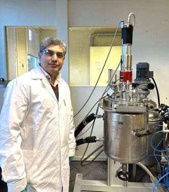 Jafar Safarian forsker på produksjon, raffinering og resirkulering av solcellesilisium. Foto:  NTNU