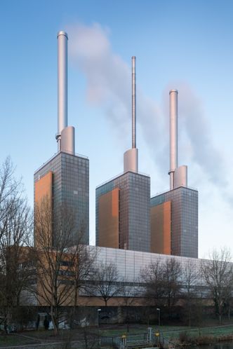 Linden gasskraftverk i Tyskland må betale omtrent dobbelt så mye for sine utslipp som de norske gassplattformene som forsyner gassen. Foto: Christian A. Schroeder/Wikimedia Commons CC BY-SA 4.0