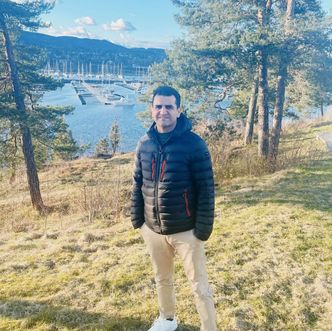 Hamid Amini (46) fra Oslo ble drept i det som ifølge en rekke eksperter var et amerikansk angrep mot byen Lamerd i Iran 28. februar. Han var småbarnspappa og jobbet for Det Norske Veritas. Foto: Privat / NTB