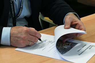 Karl Otto Jansen (Nye Aker), signerer kontrakten med ABB. Foto:  ABB