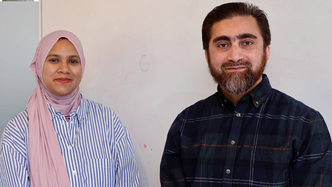 KI-stemmene har no kome svært nær måten menneske snakkar på, og mange oppfatta det KI-genererte innhaldet som menneskeleg tale, fortel Nusrat Akter (t.v.) og Syed Fawad Ali Shah. Foto: Olav-Johan Øye/Oslo Met