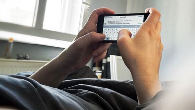 Person som skriver en melding på en smartmobil.