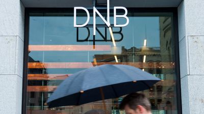 DNB-logo og mann med paraply.