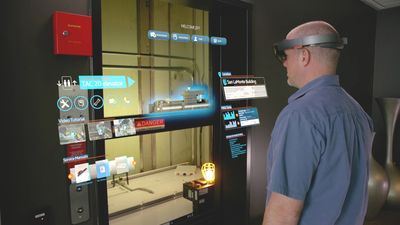 Heistekniker som bruker Hololens til å få informasjon om akkurat den heisen han jobber med.
