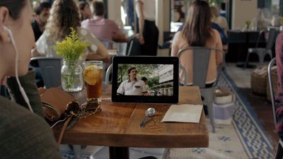 Kvinnes som ser på en TV-serie på et nettbrett.