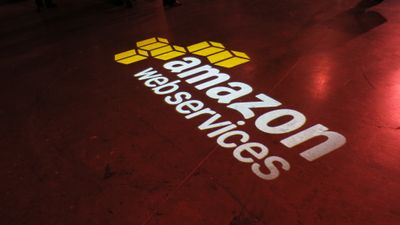 Logoen til Amazon Web Services på et gulv.