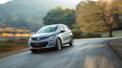 Chevrolet Bolt bygget i 2017 til 2019 må inntil videre parkere utendørs etter lading, og bør ikke lades om natten, advarer GM.
