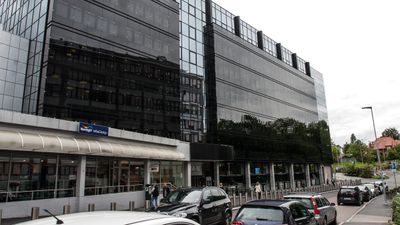 Politidirektoratet og politiets IKT-tjenester holder til i bygget med den mørke glassfasaden, like ved Colosseum kino på Majorstua i Oslo.