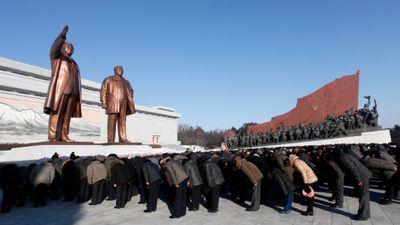 Illustrasjonsbilde fra en markering av seksårsdagen til Kim Jong Ils død ved  bronsestatuene av de avdøde lederne Kim Il Sung og Kim Jong Il på Mansu Hill i Nord-Koreas hovedstad Pyongyang i 2017.