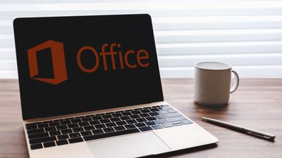Bærbar PC som på skjermen viser Microsoft Office-logoen. 