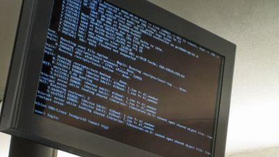 Den rundt ti år gamle Debian-versjonen Lenny/Sid kjøres på i alle fall noen av Ruters informasjonsskjermer.