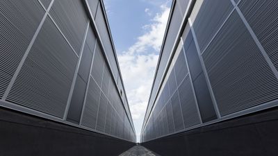Her er de store spjeldene som Apple vil slippe varm luft ut av. De er ifølge både Apple og Energi Viborg i forhandlinger om gjenbruk av varmen, men for tiden er ingen ting konkret avtalt. 