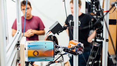 Stadig nye tekniske løsninger og roboter triller inn på markedet. Flere arbeidstakere enn før frykter at dette kan ta jobben fra dem.