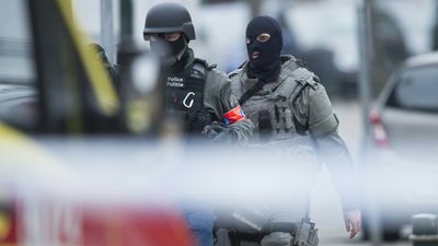 Politi og spesialstyrker under en antiterror-aksjon i Brussels den 15. mars 2016.