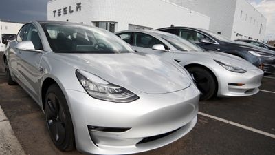 Det er Tesla Model 3 som trolig gjør amerikanerne til verdens største produsent av ladbare biler i 2018.