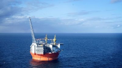 Equinor vurderer et rundt, flytende produksjons- og lagringsskip (FPSO) på Wisting-feltet, slik som på Goliat-feltet her, med en 30 mil lang strømkabel fra land.  
