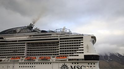 MSC Meravaglia til kai i Longyearbyen.  Fra 2023 kan det bli forbudt å bruke tungolje i Arktiske strøk. Skipet har fire Wärtsilä hovedmotorer på totalt 58 MW.